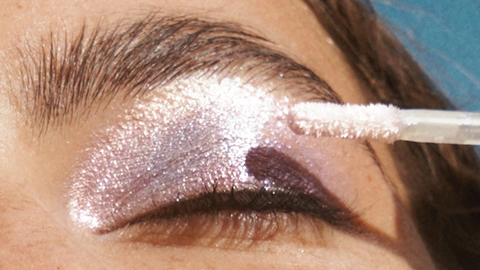 Femme avec maquillage des yeux paillettes pour le Nouvel An