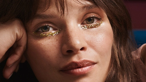 Femme avec maquillage or pour le Nouvel An