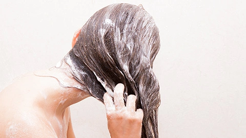 Une femme se lave les cheveux