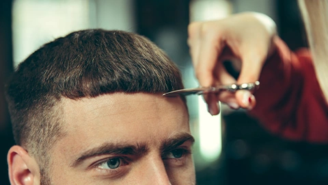 Un homme à la tête de champignon se fait couper les cheveux